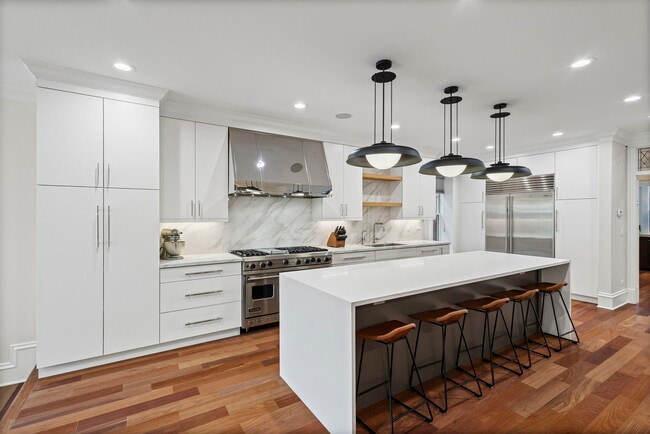 Building Photo - 4322 N Hermitage Ave