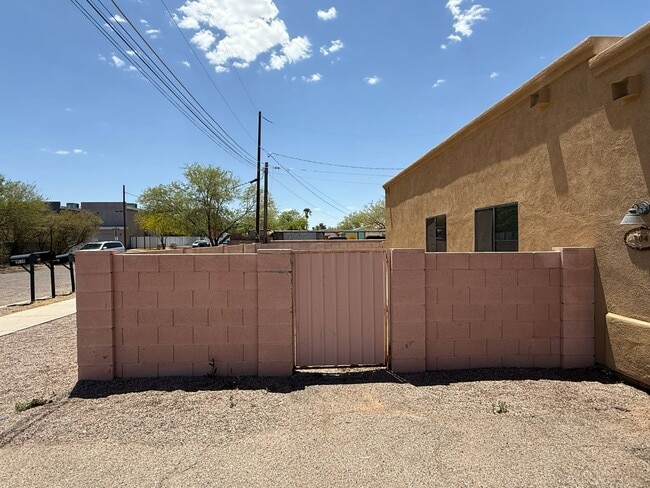 Building Photo - 3041 N Euclid Ave