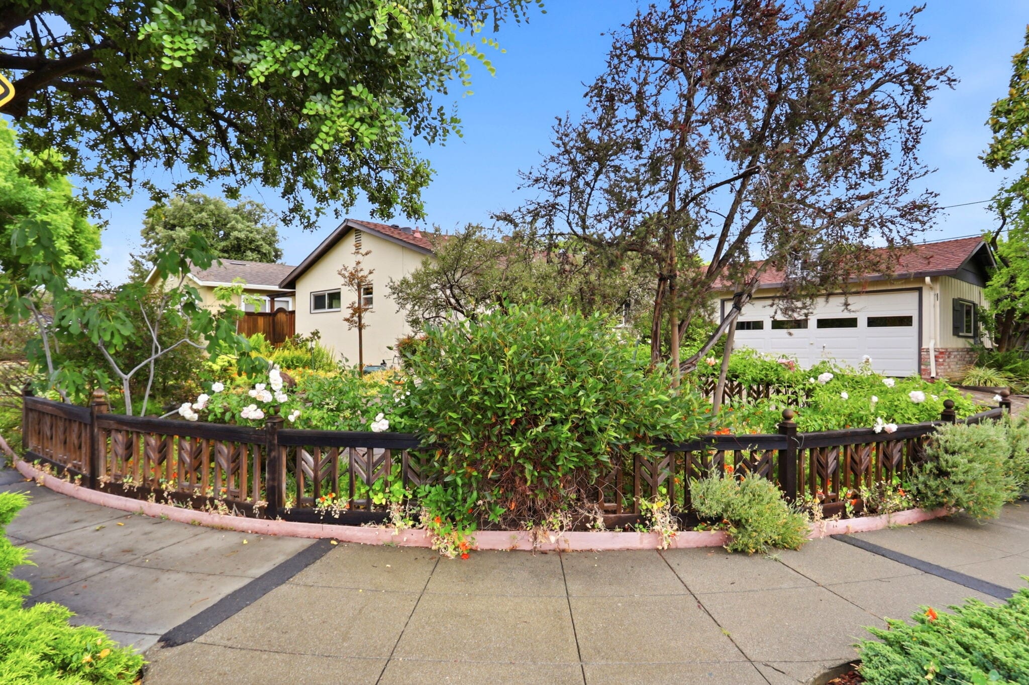 Building Photo - 927 Lorne Way