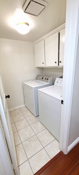 Building Photo - 10000 Hanna Ave