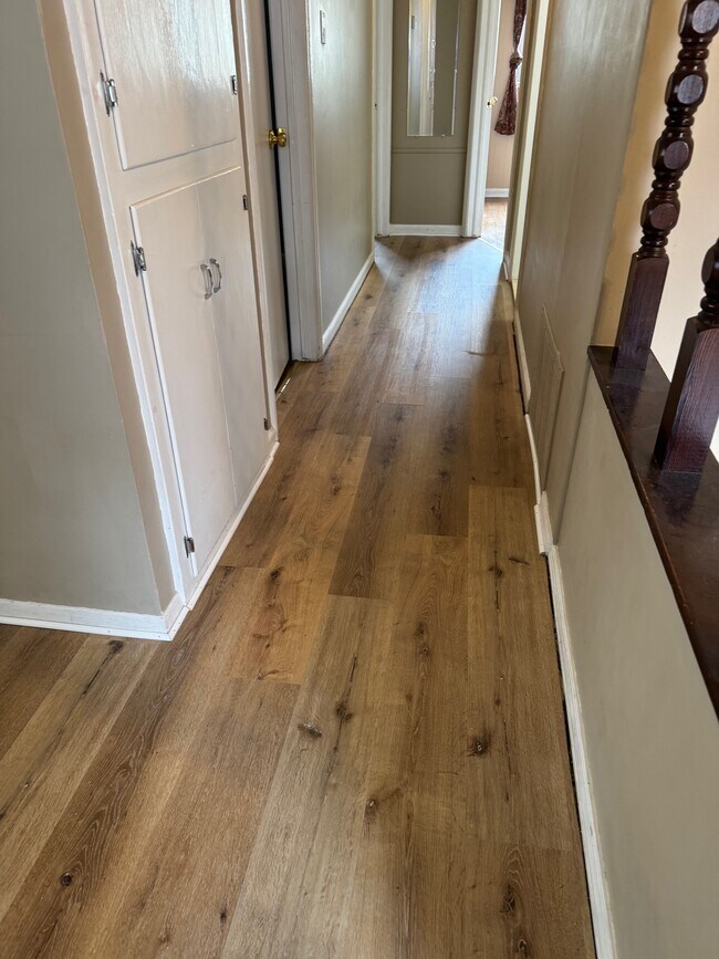 Building Photo - 829 Robinwood Dr