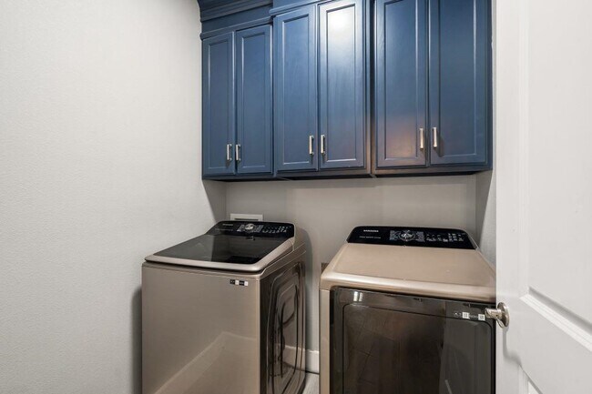 Building Photo - 328 Kenwood Ave