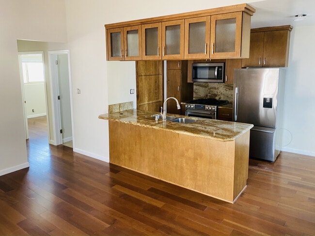 Kitchen - 302 N Catalina Ave