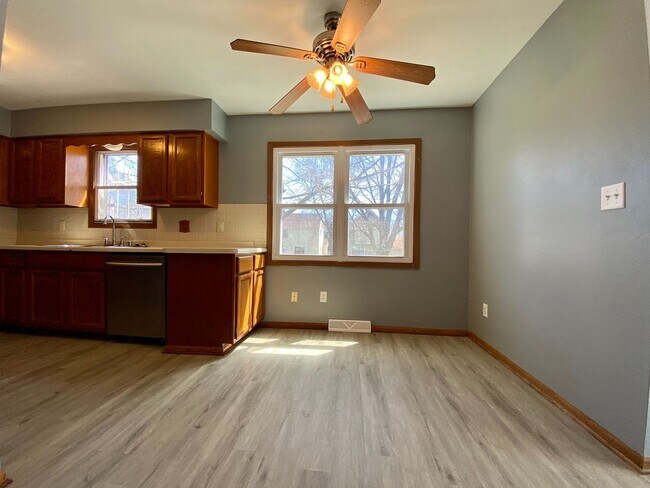 Building Photo - 2 Bedroom Single Family
