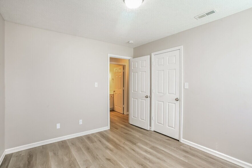 Building Photo - 823 Pine Lake Dr