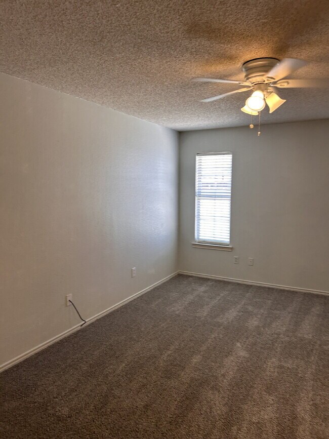 Building Photo - Nice Three Bedroom - Northridge