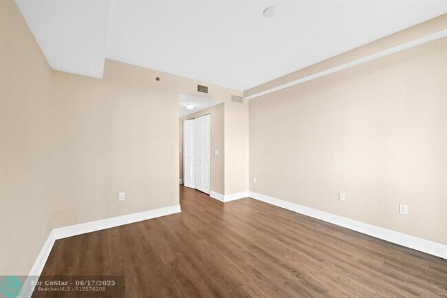 Building Photo - 2641 N Flamingo Rd