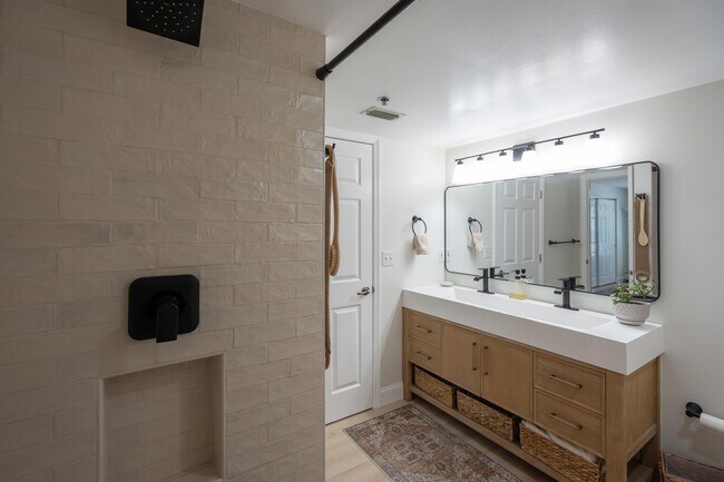 Building Photo - 332 Village Dr