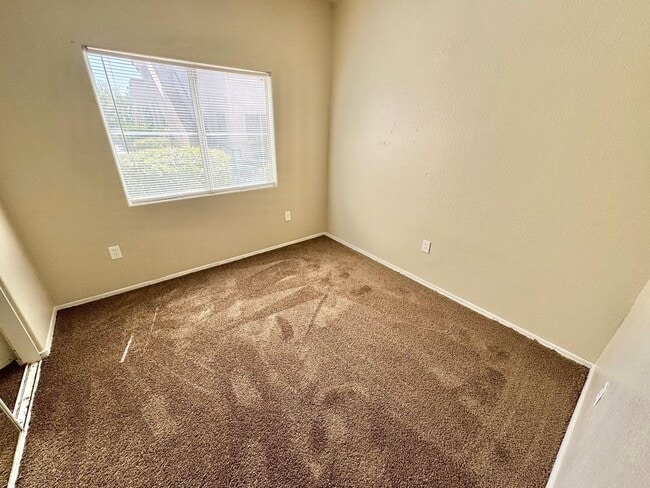 Building Photo - **BEAUTIFUL 3 BEDROOM, 2 BATHROOM DOWNSTAI...