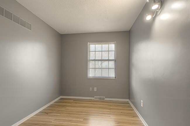 Building Photo - 8011 E 130th Ct