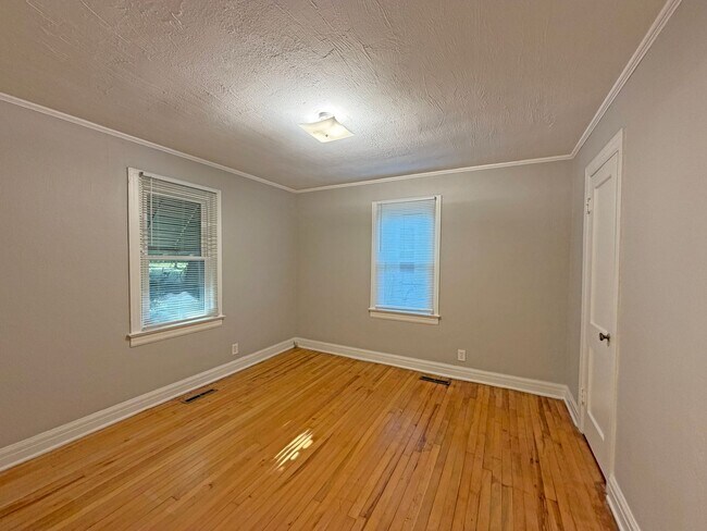 Building Photo - 920 N Pickwick Ave