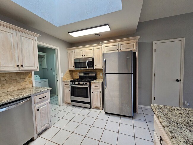 Building Photo - (3) Bed/(2) Bath Avail NOW! Storm Shelter!