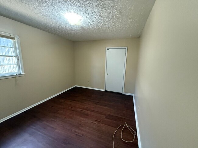 Building Photo - SELF TOURING AVAILABLE - Nice House with F...
