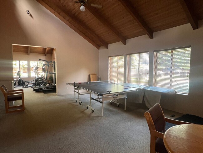 Building Photo - Updated Townhouse backed by National Forest