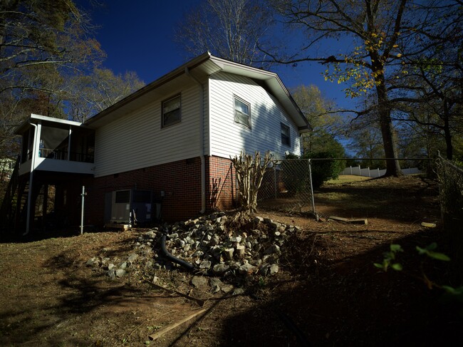 Building Photo - 3051 Brookfield Dr