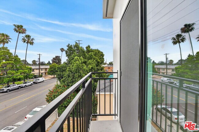Building Photo - 11446 Oxnard St