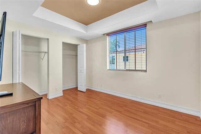 Building Photo - 1634 NE 5th Ct