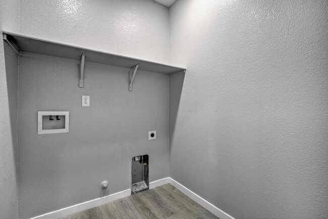 Building Photo - Beautiful Former Model Home For Rent! All the upgrades!