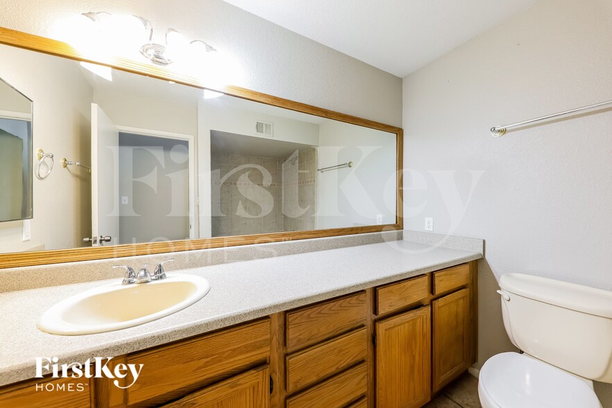 Building Photo - 8647 E Fillmore St