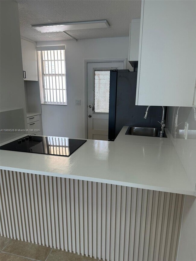 Building Photo - 2999 Point E Dr