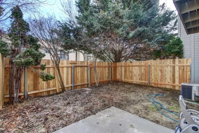 Building Photo - Spacious 3 bed Townhome with Fenced Yard, ...