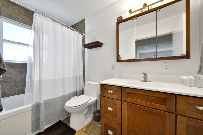 Building Photo - 1607 Libbey Dr