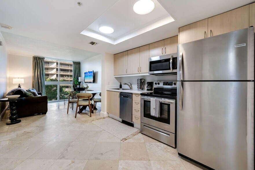 Building Photo - 2951 S Bayshore Dr