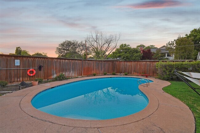 Building Photo - 7841 El Pensador Dr