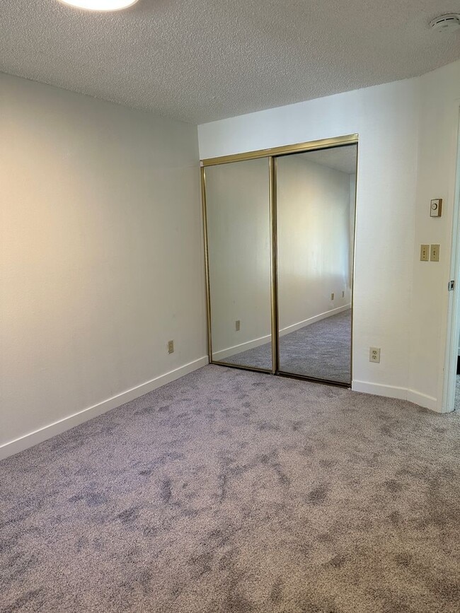Building Photo - 804814-814 SE Cochran Dr