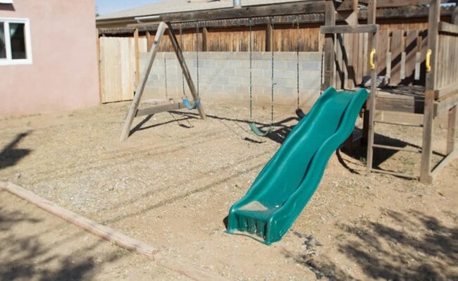 Building Photo - 1404 Rhode Island St NE