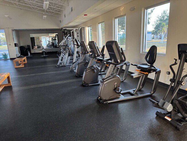 Building Photo - "Charming 2-Bed Furnished Annual Retreat in Venice, FL – Your Cozy Home Awaits!"