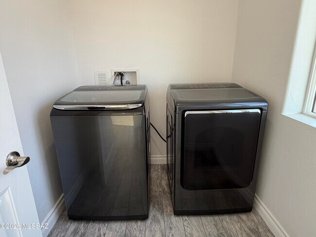 Building Photo - 3329 E Glenn St