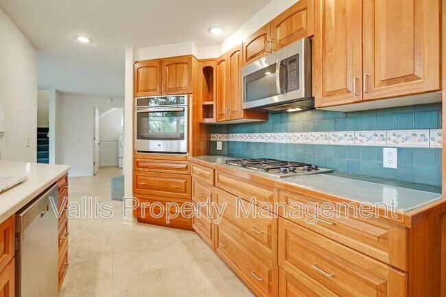 Building Photo - 3385 Camellia Dr S