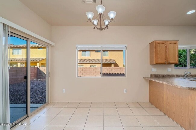 Building Photo - 4 bed/3bath in desirable Paseo Del Rio Community