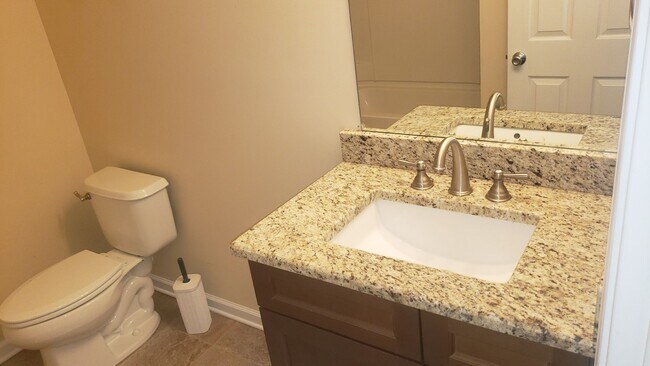Building Photo - Awesome 2Br 2.5Ba Townhome w/ Bonus Room & Garage!  Available 7/3!
