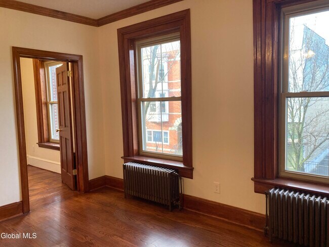 Building Photo - 162 4th St