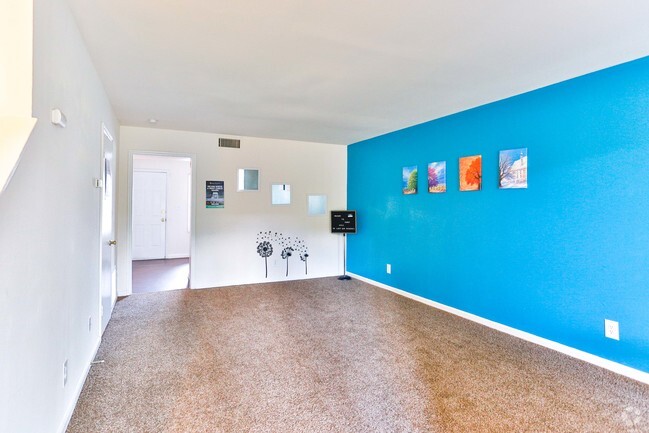 Living Room - Forest Hills Townhomes