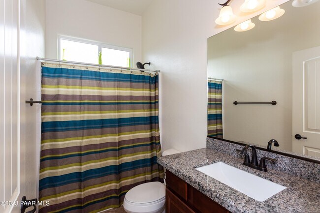 Building Photo - 926 N Gomez St