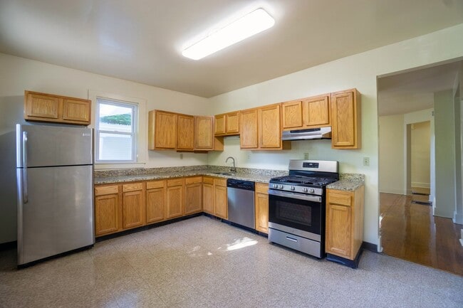 Building Photo - AVAILABLE 8/1/26  3 Story Townhouse On Qui...