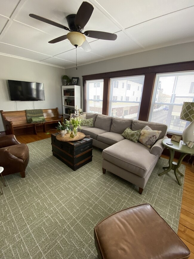 Building Photo - 281 N Main St