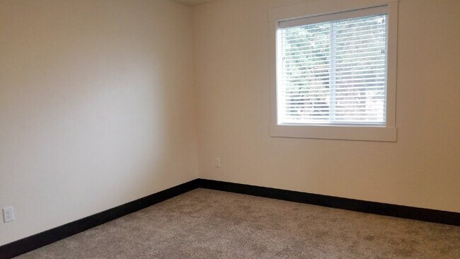 Building Photo - Beautiful 2 bed/2 bath with washer/dryer