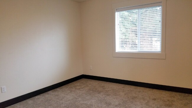 Building Photo - Pet friendly, Spacious apartment with Wash...