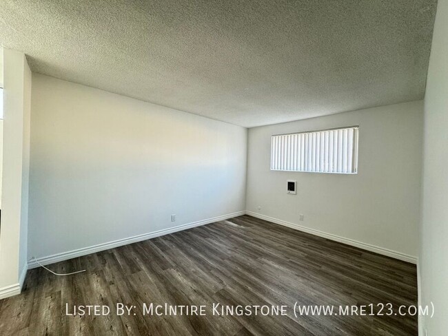 Building Photo - Move-in Specials Await in this Spacious 2B...