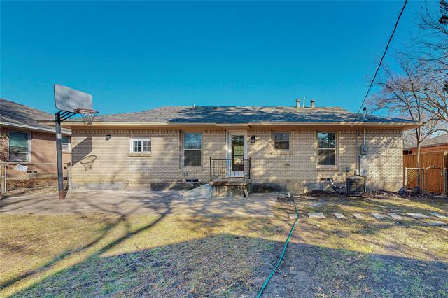Building Photo - 2702 Tolosa Dr