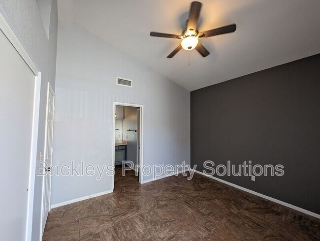 Building Photo - 2955 N Oregon St