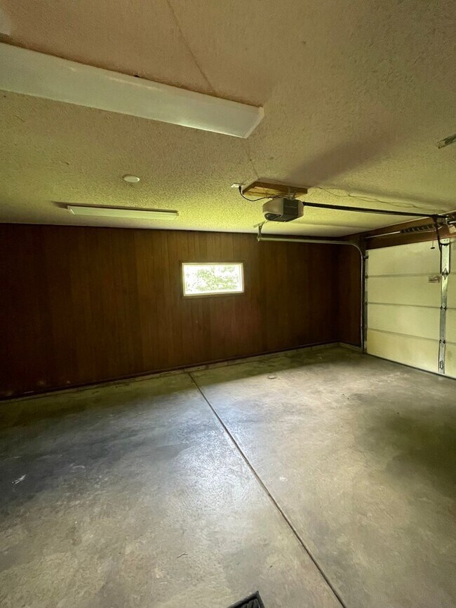 Building Photo - Great Location 3 bedroom 1 bath 1car garage