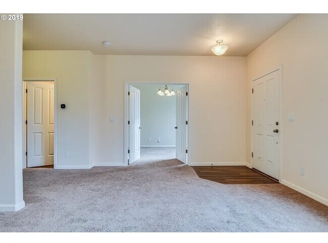 Building Photo - 5113 SE Lone Oak St