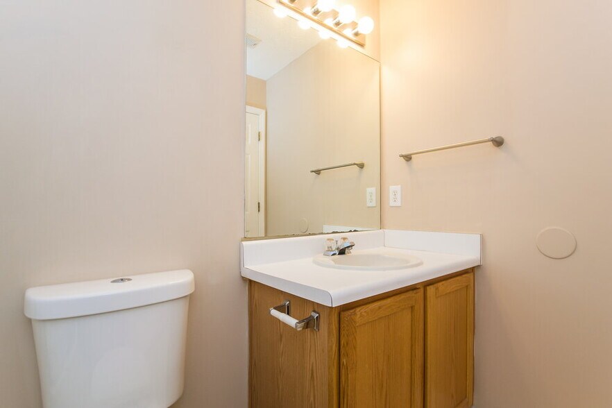 Building Photo - 400 Crested View Dr