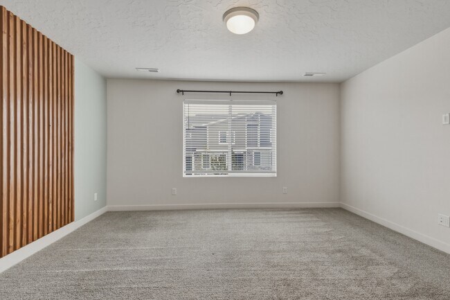 Building Photo - Herriman Town Home