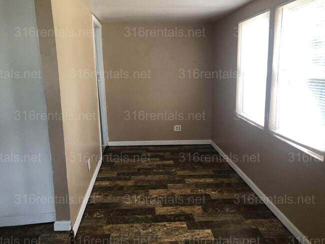 Building Photo - $875 - 2 bed 1 bath - Single Family Home